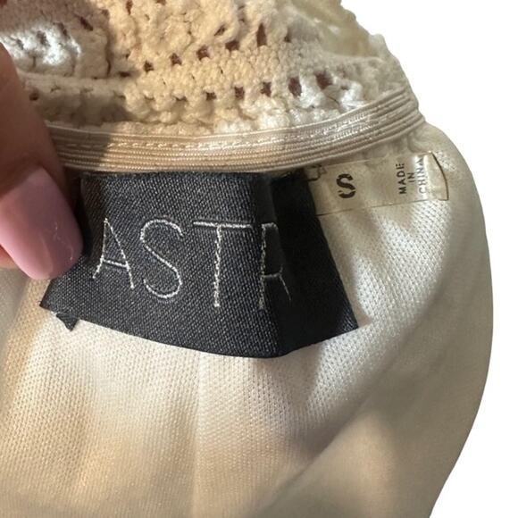 ASTR White Lace Embroidered Floral Scalloped Trim Shorts Women Sz S - Picture 8 of 9